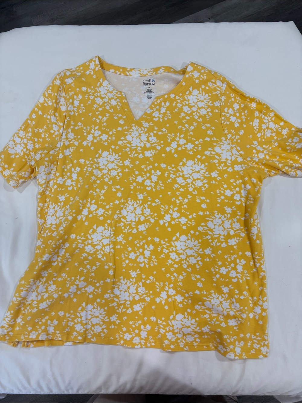 croft & barrow Yellow and White Floral V-Neck Short Sleeve Top